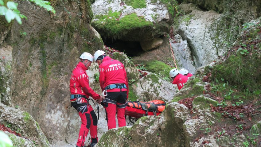 Avertisment Salvamont: cei care aleg să-şi petreacă minivacanţa de Paşte la munte au nevoie de echipament de iarnă