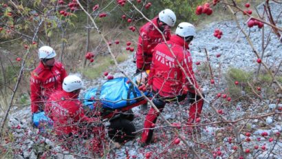 O femeie aflată în drumeţie în Băile Herculane a fost salvată de echipa Salvamont. 10 apeluri s-au înregistrat în mai multe judeţe