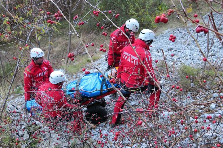 O femeie aflată în drumeţie în Băile Herculane a fost salvată de echipa Salvamont. 10 apeluri s-au înregistrat în mai multe judeţe