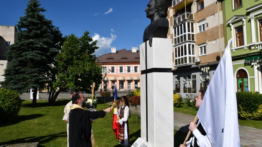 Eminescu la Caransebeş: Bustul poetului, sfinţit şi dezvelit în Piaţa Revoluţiei