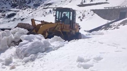 VIDEO Drumarii lucrează pentru a deszăpezi Transfăgărăşanul