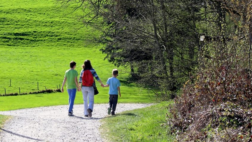 Cum petrec românii ziua de 1 Mai. Peste 65% spun că stau acasă cu familia – sondaj INSCOP