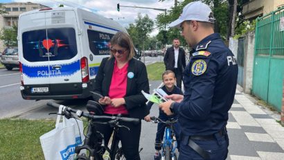 Timiş: Poliţiştii rutieri au distribuit bicicliştilor veste reflectorizante