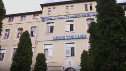 Şaizeci de copii spălaţi cu insecticid, de la începutul anului. Medic: starea fetei de 10 ani din Caraş-Severin, de “gravitate majoră”