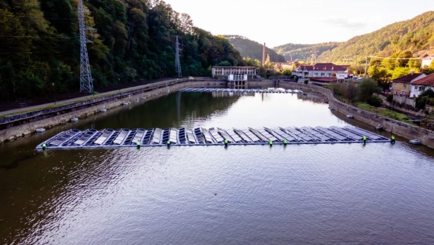 Caraș – Severin: TMK Hydroenergy Power pune în funcțiune „primul sistem plutitor de energie fotovoltaică din România, de scara mare” pe Lacul Grebla