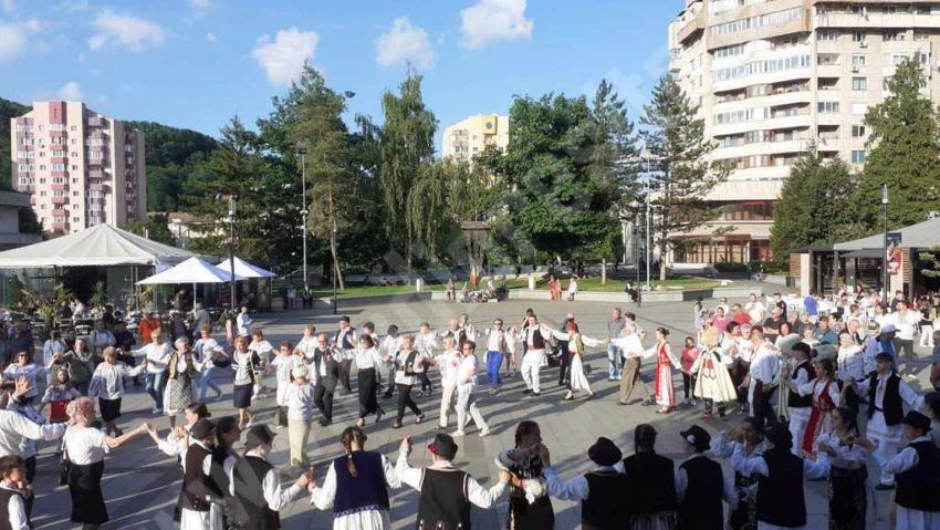 Festivalul iei şi al brâului bănăţean „Paula Neamţu”, a reunit la Reşiţa zeci de iubitori ai folclorului, jocului şi tradiţiilor din Banat