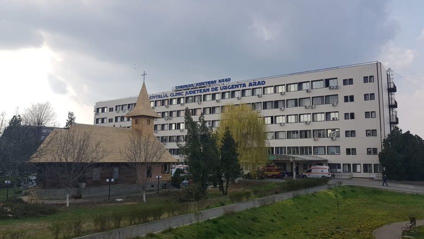 Arad: Băiatul rănit pe aeroport de o copertină ce ar fi fost răsturnată de vânt, în stare gravă în spital