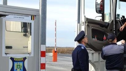 Arad: Şofer de TIR, prins că dădea mită la frontieră pentru a introduce deşeuri în ţară