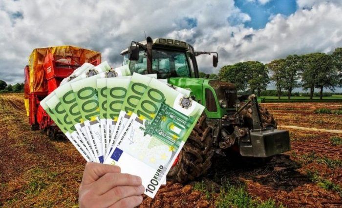 Fermierii au la dispoziţie peste 300 de milioane de euro pentru achiziţia de utilaje agricole prin AFIR