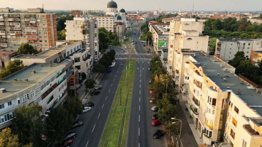 Milioane de litri de apă economisită în Arad, într-un an. S-a renunțat la gazon, în favoarea înierbării naturale a liniilor de tramvai