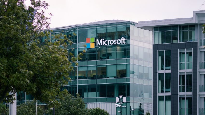 O pană informatică a sistemului Microsoft provoacă incidente la nivel global la companii aeriene, bănci şi mass-media