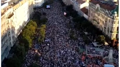 Mii de persoane au protestat la Belgrad, sâmbătă, față de un proiect de lege care prevede exploatarea litiului