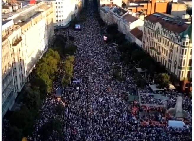 Mii de persoane au protestat la Belgrad, sâmbătă, față de un proiect de lege care prevede exploatarea litiului