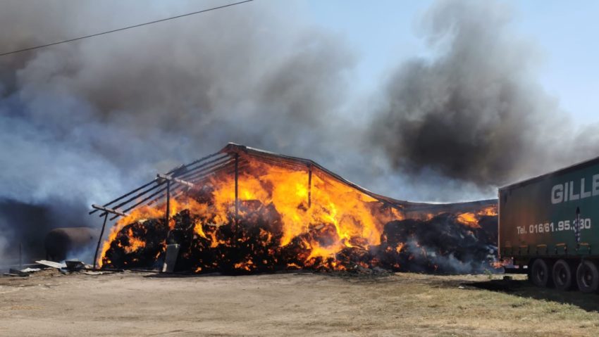 Incendiu violent la un depozit de furaje din Zăvoi