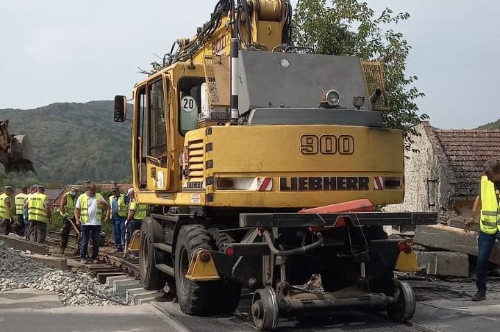 Trafic restricţionat la Bocşa: Se lucrează la reabilitarea trecerii la nivel cu calea ferată din cartierul Montana