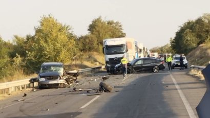 Trei autoturisme implicate într-un accident la Caransebeş