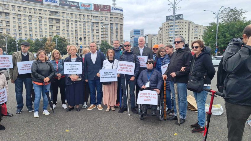 Pensionarii cu dizabilităţi din toată ţara au protestat în faţa Guvernului