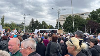 Nevăzătorii au protestat în faţa Guvernului! Şi 30 de persoane cu deficiențe vizuale din Caraş-Severin şi Timiş au participat la miting