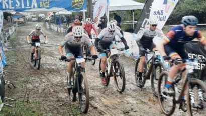 Ploaie, noroi… și multă bună-dispoziție! Reșița Mountainbike Race, o aventură de neuitat