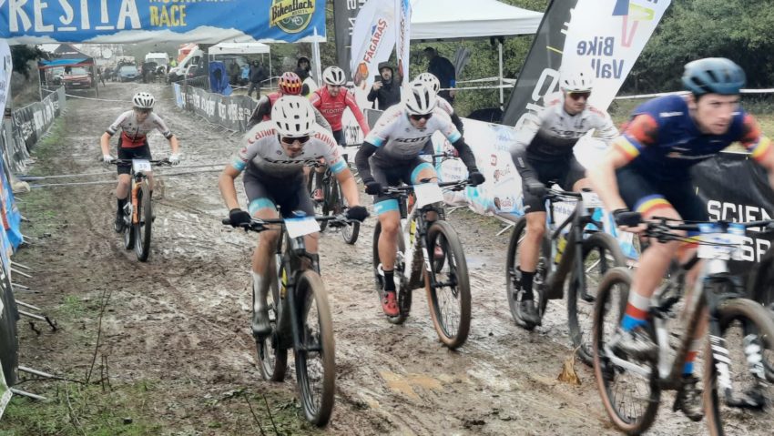 Ploaie, noroi… și multă bună-dispoziție! Reșița Mountainbike Race, o aventură de neuitat