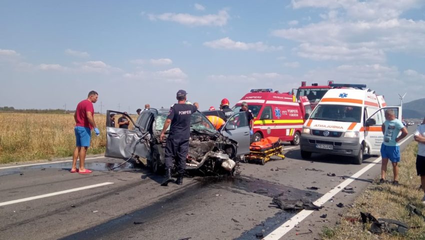 Accident cu persoane încarcerate la Răcășdia