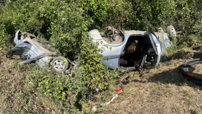 Bărbat rănit într-un accident pe DN 58 după ce roata mașinii s-a desprins în mers