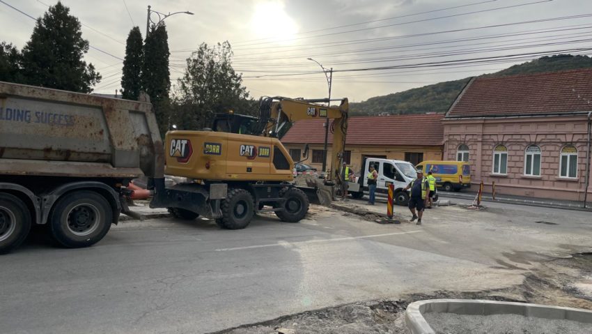 Lucrările la infrastructura rutieră din Reșița au intrat în linie dreaptă