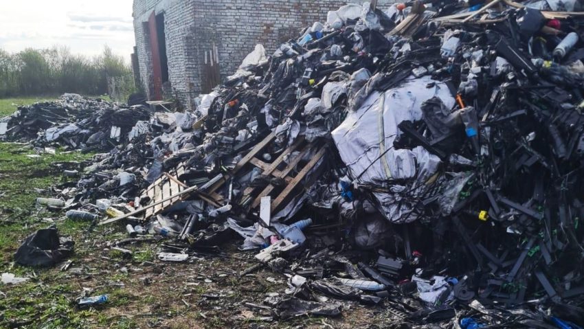 Bombă ecologică! Au fost găsite sute de tone de deșeuri periculoase depozitate ilegal