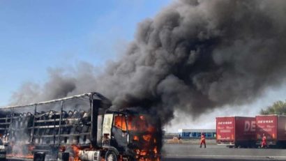 Un TIR încarcat cu electrocasnice a luat foc si a ars complet în Vama Nadlac II