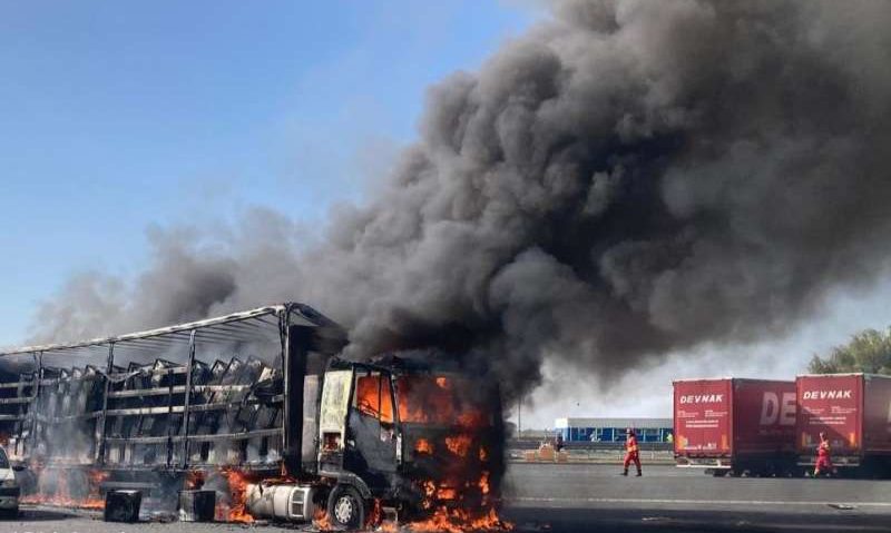 Un TIR încarcat cu electrocasnice a luat foc si a ars complet în Vama Nadlac II