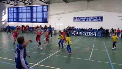 Zeci de pitici au bătut mingea la Reșița Handball Cup! Bucuria copiilor, neprețuită!