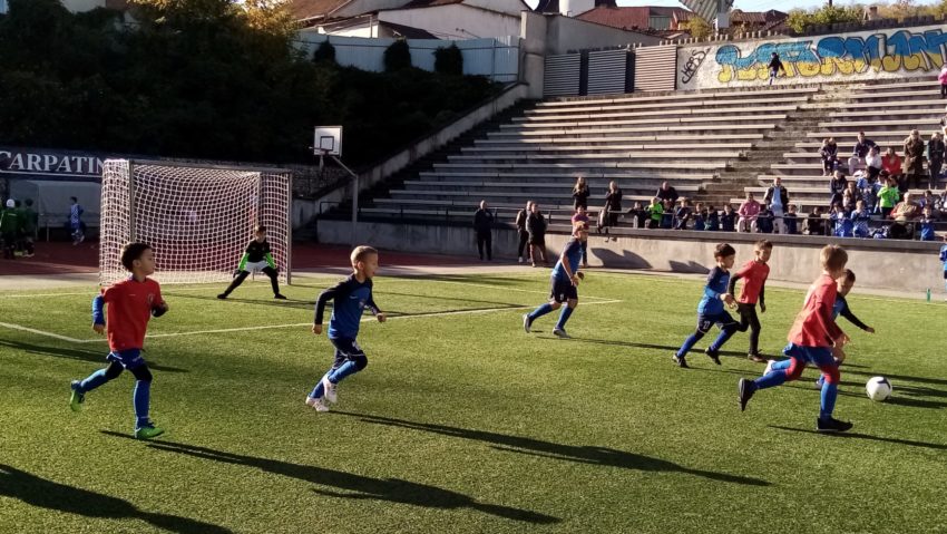 Din pasiune pentru fotbal! 200 de mici jucători au făcut spectacol la Kinder Cup Reşiţa