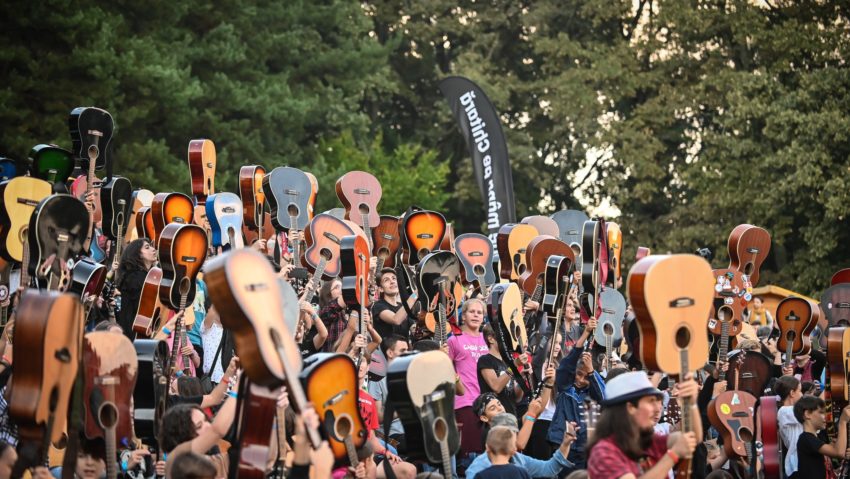 Timișoara Guitar Day: sute de chitariști, serenade și concerte cu Radu Almășan (Bosquito), Semnal M și Ducu Bertzi