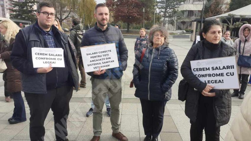 Protestele DSVSA continuă. Luni, medicii veterinari din Caraş-Severin au pichetat sediul instituţiei prefectului