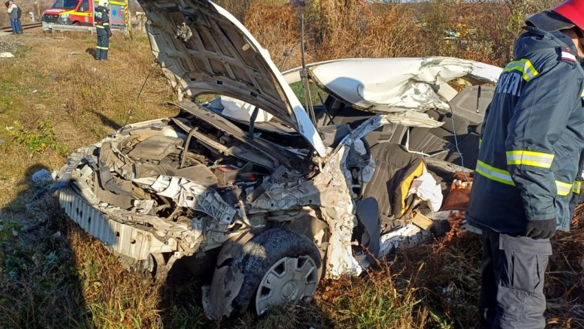 O femeie din Caransebeș a murit după ce autoturismul pe care îl conducea a fost lovit de tren