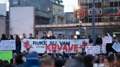 Zeci de mii de persoane au manifestat la Belgrad