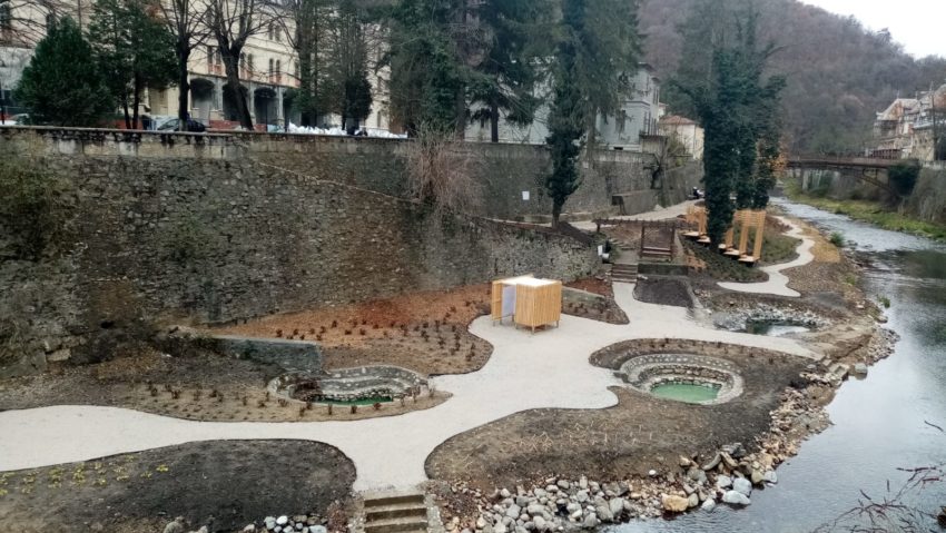 Amenajarea malului râului Cerna din Băile Herculane continuă: un nou aspect pentru turiști