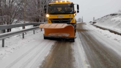 Caraş-Severin: Drumurile judeţene spre zonele montane sunt deschise traficului rutier în condiţii de iarnă