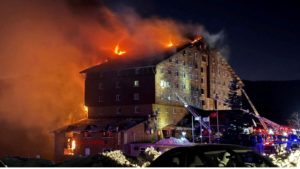 Turcia: Cel puţin zece morţi şi 32 de răniţi într-un incendiu la un hotel dintr-o staţiune de schi