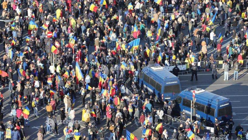 Tensiuni în Piaţa Victoriei: obiecte de metal şi o petardă aruncate de protestari în jandarmi