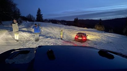 O familie cu 3 copii a fost salvată de jandarmii montani din Caraş-Severin