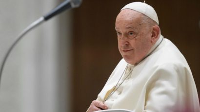 Starea de sănătate a Papei Francisc s-a agravat: Suveranul Pontif rămâne sub supraveghere medicală