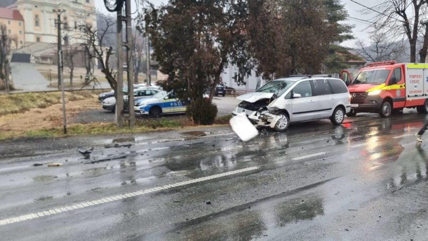 Accident rutier în Lipova: șeful Poliției, transportat la spital