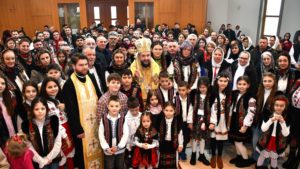 Episcopul Caransebeşului, Lucian, în rugăciune cu românii din Gänserndorf, Austria