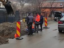 Lucrările de canalizare și alimentare cu apă continuă pe strada Pecinișca din Băile Herculane