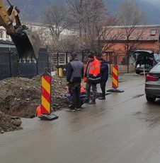 Lucrările de canalizare și alimentare cu apă continuă pe strada Pecinișca din Băile Herculane