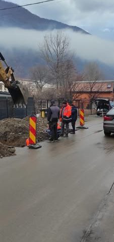 Lucrările de canalizare și alimentare cu apă continuă pe strada Pecinișca din Băile Herculane