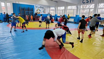 Speranţele luptelor româneşti se pregătesc la Reşiţa alături de  sportivi de elită din Republica Moldova şi Slovacia!