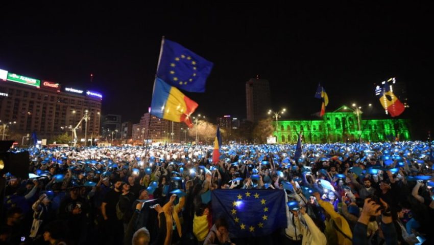 Mii de persoane, la mitingul ”EuRo Manifest” din Piaţa Victoriei