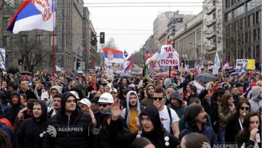 Peste 100.000 de sârbi protestează la Belgrad